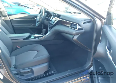 2018 Toyota Camry Le z USA, uszkodzony, nr VIN 4T1B11HK2JU613888